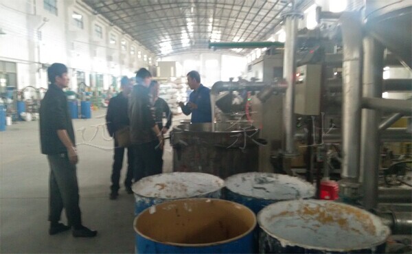 恒盛膠業(yè)總工與我公司工程師現(xiàn)場交流