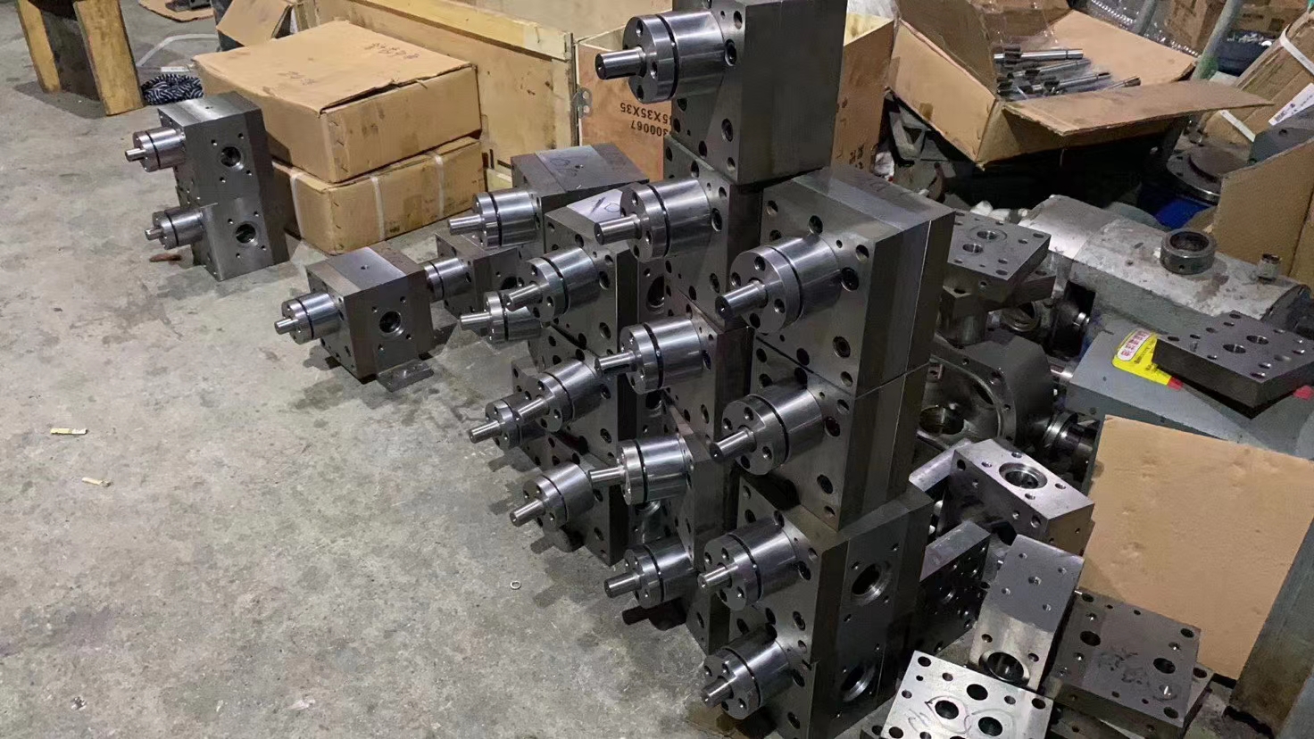 口罩熔噴布熔體計量泵在熔噴布生產線中輸送熔體到擠出機熔噴模頭 口罩熔噴布熔體計量泵在熔噴布生產線中輸送熔體到擠出機熔噴模頭