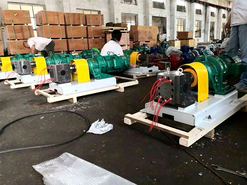 熔噴布螺桿擠出機高精度熔體計量泵輸送熔體到噴頭噴布質量好 熔噴布螺桿擠出機高精度熔體計量泵輸送熔體到噴頭噴布質量好
